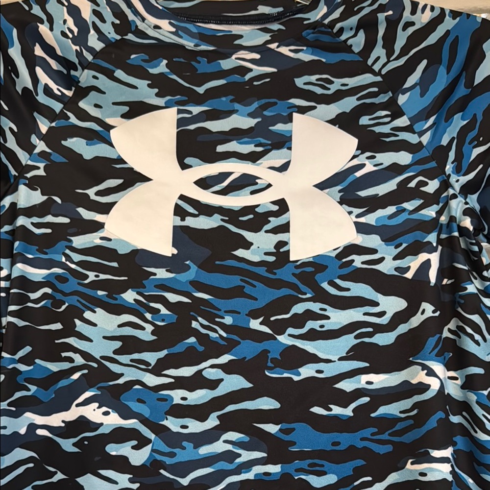 Under Armour Black and Blue Patterned Tee. Like New. - Picture 2 of 5